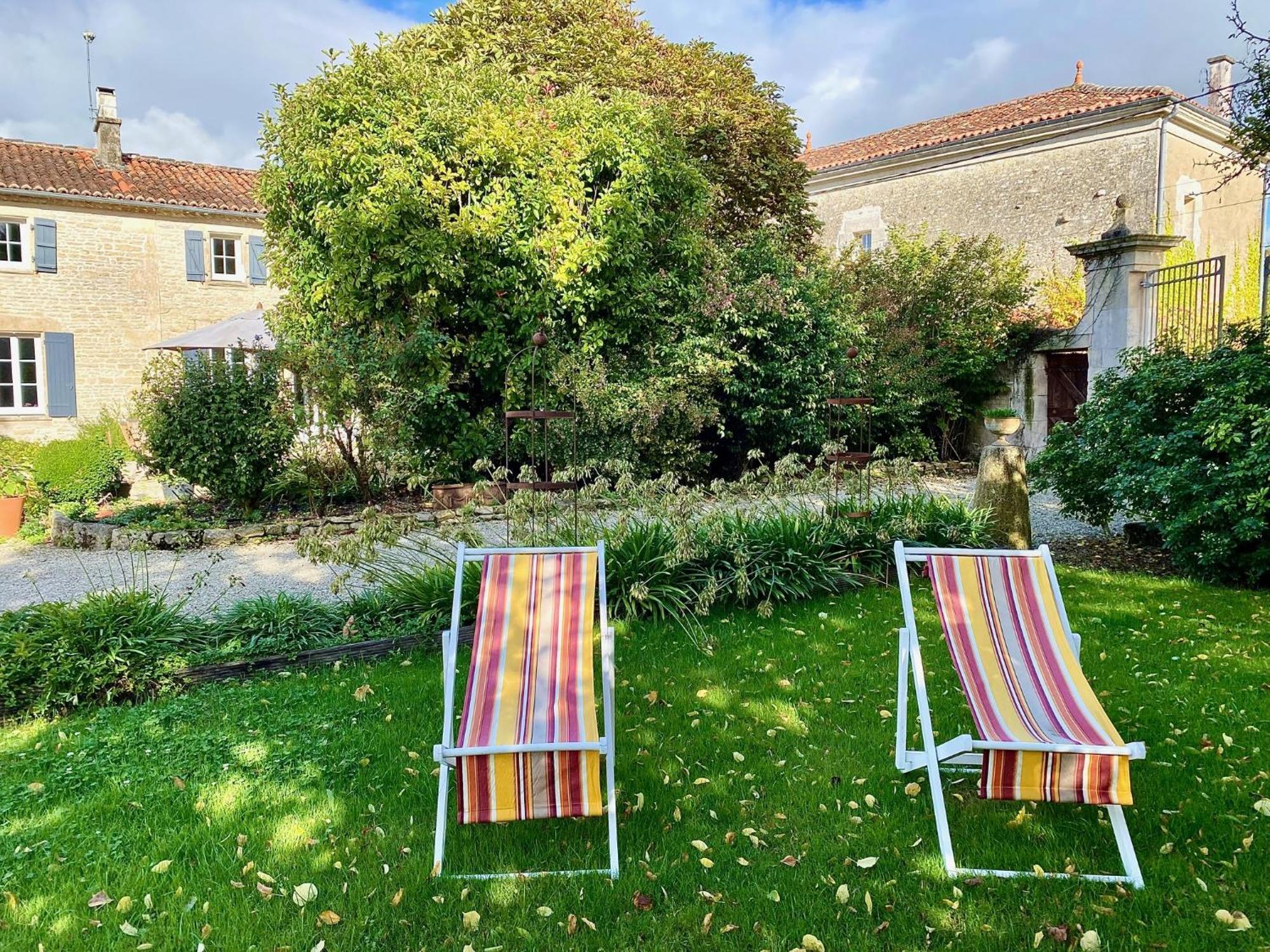 Aux Agapanthes, Chambres D'Hotes Charentaises De Charme Avec Piscine Aumagne Εξωτερικό φωτογραφία